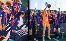 Las jugadoras del Barcelona Femenil sacando sus medallas de unas cajas. (@FCBfemeni)