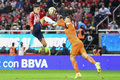Ronaldo Cisneros pelea con Thiago Volpi por el esférico. Foto: (Imago7)
