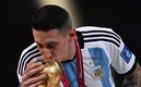 Ángel Di María besa la Copa del Mundo en Qatar 2022 | AFP