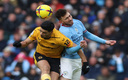 Raúl Jiménez disputando un balón con Laporte en el duelo de este domingo. (Reuters)
