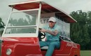 Canelo Álvarez aparece en un comercial manejando un camioncito de cerveza.