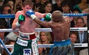 El Canelo no pudo hacer nada ante el poderío de 'Pretty Boy' en 2013. Foto: (Especial)