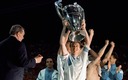 Didier Deschamps, levantando la primera Champions para un equipo francés en 1993. (UEFA)