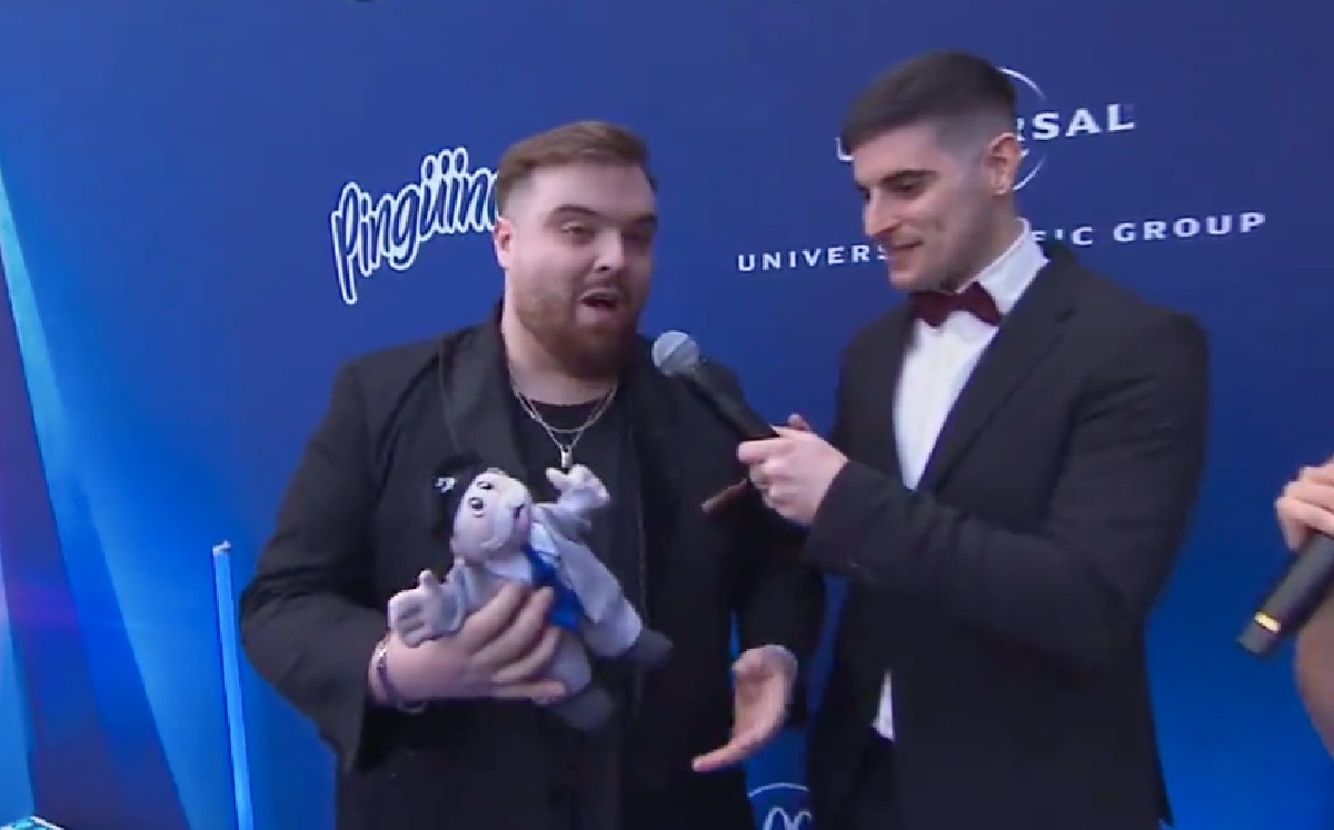 Ibai recibió el peluche del Dr. Simi.