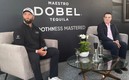 El golfista español Jon Rahm (izq.) se une a la familia de Maestro Dobel. Foto: Cortesía