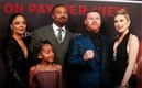 Canelo Álvarez junto a Michael B. Jordan en una de las escenas de "Creed III". (Warner Bros.)