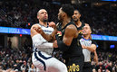 Brooks y Mitchell durante el altercado (AFP).