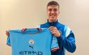 Máximo Perrone ya posó con la camiseta del Manchester City. (@ManCity)