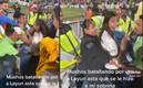 En cuanto recibió la playera, la fan fue retenida por la seguridad. Foto: (Especial)