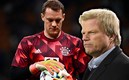 Manuel Neuer y Oliver Kahn. (Reuters)