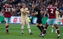 Enzo Fernández reclama en el juego vs West Ham. (FOTO: AFP)