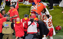 Andy Reid no se salvó del clásico baño de Gatorade. (Reuters)