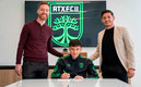 Carlos Vela se hizo presente en la firma de contrato de su sobrino, Christo (Captura de Twitter Cancún FC).