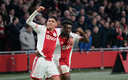 Edson celebrando el tercer gol con Kudus. (Ajax)