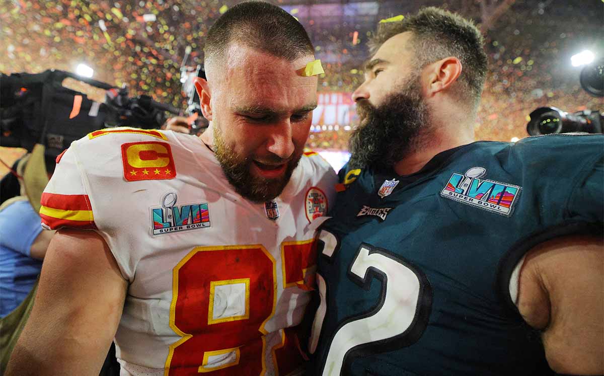 Travis Kelce y Jason Kelce se enfrentaron en el Super Bowl LVII. (Reuters)