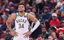 Giannis Antetokounmpo salió lesionado de la muñeca | AFP