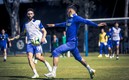 Miguel Layún disputa el balón con Brian Rodríguez durante una práctica en Coapa | @ClubAmerica