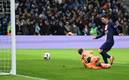 Messi sólo tuvo que empujar el balón para anotar su gol 700. Foto: (AFP)