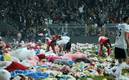 Miles de peluches cayeron a la cancha durante el duelo entre Besiktas y Antalyaspor (AFP)