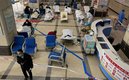 Pacientes covid en el lobby de un hospital. (FOTO: AFP)