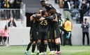 Carlos Vela es felicitado tras marcar su gol de penalti | AFP