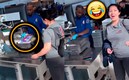 La mujer con el vibrador en su maleta se volvió viral en redes. (TW @HumanNoContext)