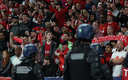 Los aficionados del Liverpool sufrieron para poder ver a su equipo. (Reuters)