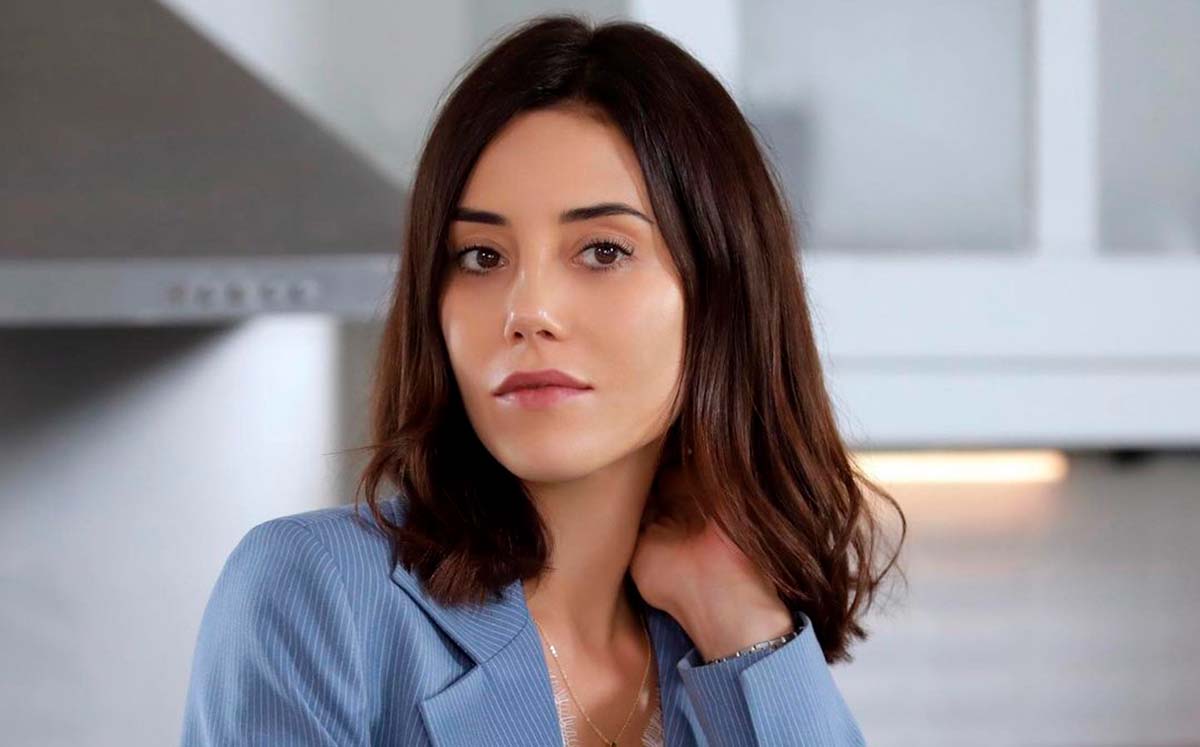 La actriz Cansu Dere reapareció (Instagram @cansudere)