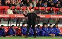 El Cholo da indicaciones a sus jugadores durante el juego. Foto: (Reuters)