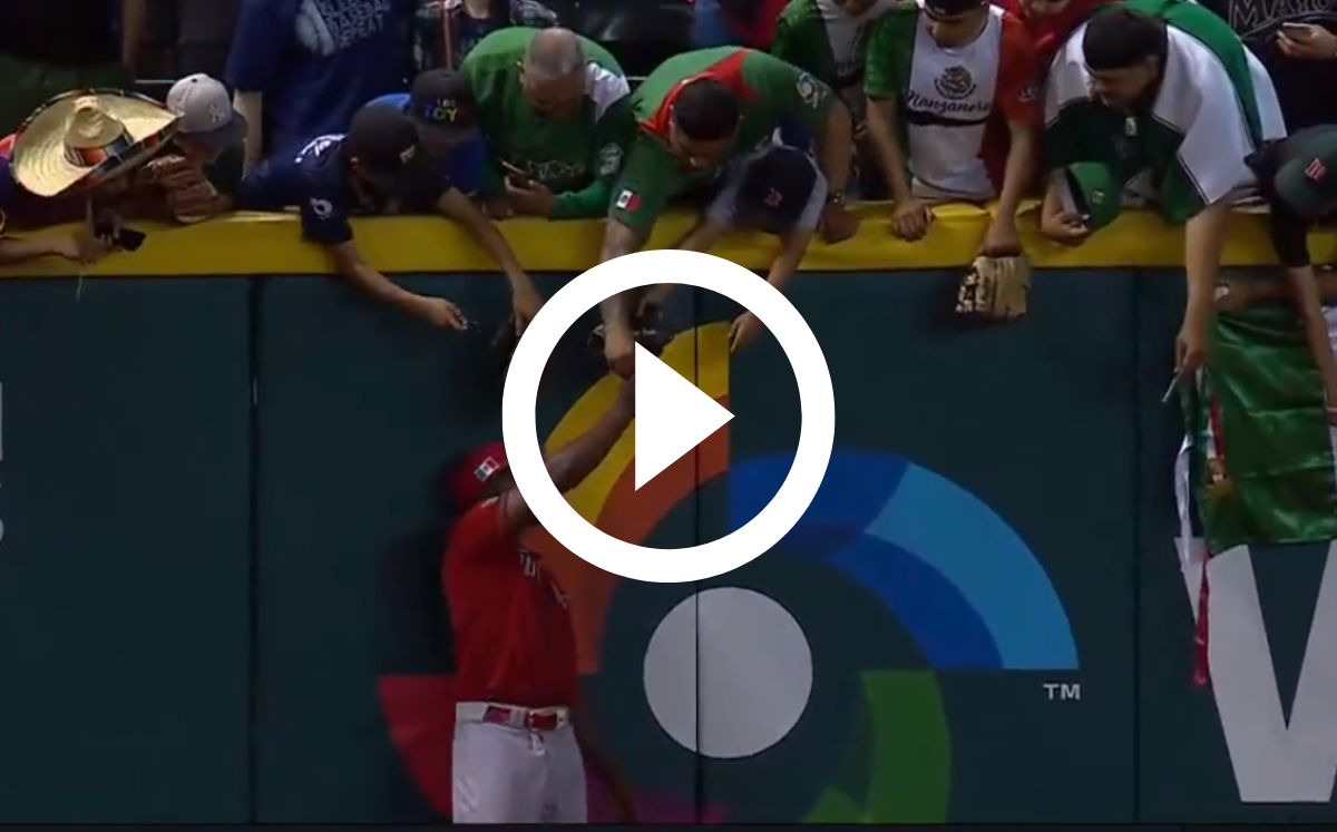 Randy Arozarena firmó varias cosas antes de reanudar el juego. (Captura de pantalla)
