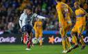 Romo sacó un potente disparo que dejó parado a Nahuel. (Mexsport)