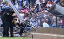 El timonel de los felinos recibió de todo al dirigirse a los vestidores. Foto: (Mexsport)