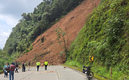 Las carreteras quedaron incomunicadas por el sismo. (Foto: Comunicación Ecuador)