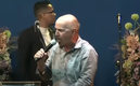 El pastor se dedica a pedirle dinero a los creyentes.