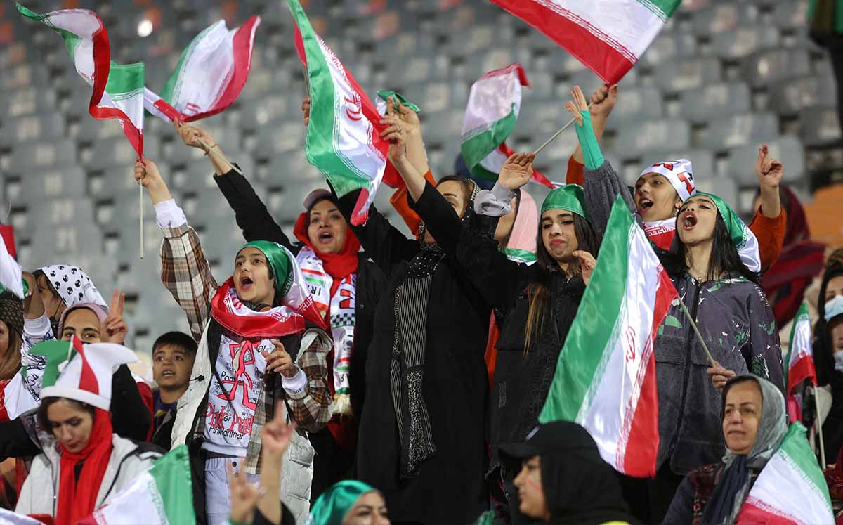 Decenas de mujeres presenciaron el Irán vs Rusia (Reuters)