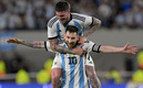 Messi celebra su gol 800 en su carrera. FOTO: AFP.
