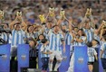 Messi, al lado de sus compañeros y familia, festejando con la Copa del Mundo | Instagram: Messi
