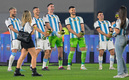 Seleccionados de Argentina mitaron a Dibu Martínez. (Foto: AFP)