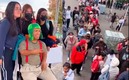 Medio Metro presumió la larga fila de fans que esperaban tomarse una foto con él (Twitter @mediometro_ofi)