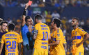 Gignac ha recibido dos rojas en su carrera y el VAR lo ha rescatado. (Foto: Mexsport)