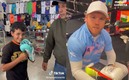 Canelo le regaló unos guantes a un niño que sueña con ser boxeador (TikTok @manuelconecta)