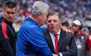 Miguel Herrera y Víctor Manuel Vucetich en pleno saludo (Mexsport)