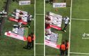 Guzmán empujó a la mascota del Toluca. (Capturas)