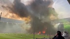 El partido tuvo que suspenderse unos minutos por el humo. (FOTO: Captura)