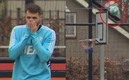 Santi Giménez mostró que no es tan bueno en el basquetbol (Twitter)