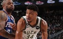 Giannis, como siempre liderando a su quinteta | AFP