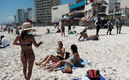 Turistas vacacionando en la playa en Semana Santa (Reuters).