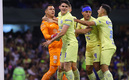Luis Malagón fue felicitado por sus compañeros. FOTO: Imago7.