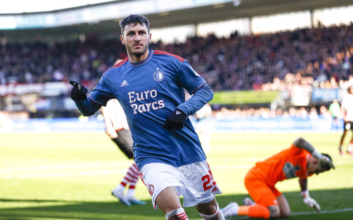 Santiago Giménez la está rompiendo con el Feyernood (AFP)