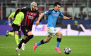 Chucky Lozano y Theo Hernández tuvieron un fuerte cruce. (Foto: AFP)